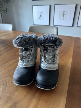 3M Thinsulate Silver and Gray Faux-Fur Snow Boot
